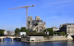 Na prvé výročie požiaru katedrály Notre-Dame zostáva jej strecha deravá. Ako skončili stámiliónové dary od miliardárov?