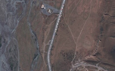 Na rusko-gruzínské hranici jsou obrovské kolony. Putin tam poslal armádu, která má povolávat Rusy prchající před mobilizací