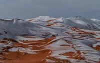 Na Sahaře napadl sníh. Na největší poušti světa sněží v posledních letech stále častěji (FOTO)