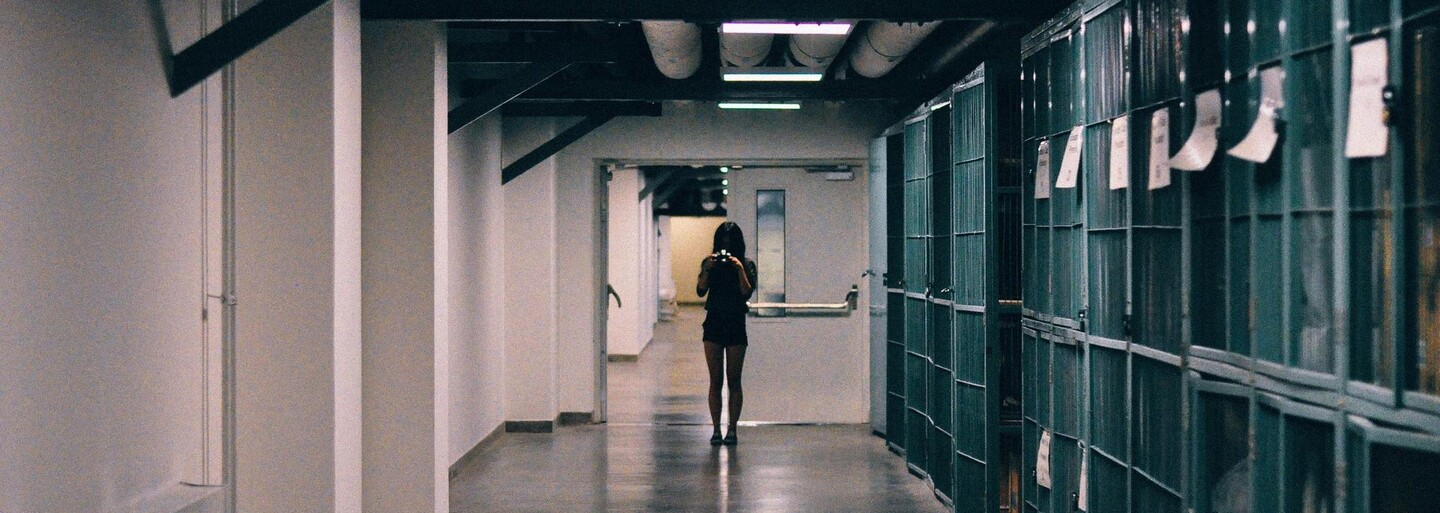 Na sex s väzňom si strážnička vyrezala do gatí dieru. Keď to robili cez mreže, prizeralo sa 11 trestancov