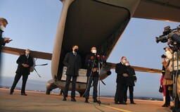 Na Slovensko dorazila prvá dodávka vakcín Sputnik V. Matovič povedal, že by nemal problém zaočkovať sa ním