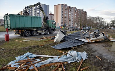 Na Slovensku aj dnes vyčíňa silný vietor. Strhával strechy a zablokoval Donovaly Na Slovensku aj dnes vyčíňa silný vietor. Strhával strechy a zablokoval Donovaly