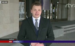Na Slovensku platí od polnoci nosenie rúška mimo bydliska, redaktor RTVS to ignoruje v priamom prenose