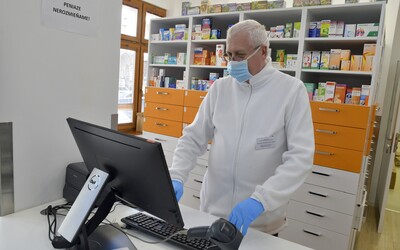 Na Slovensku pred treťou vlnou pandémie chýbajú stovky lekárov. Zostávajúci sa blížia k dôchodkovému veku