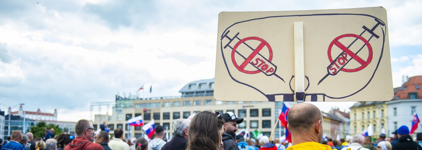 Na Slovensku vznikajú nové strany, antivaxeri si dali do názvu latinské príslovie