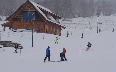 Na Šumavě se i přes zákaz lyžuje. Svah sjíždí děti z lyžařských oddílů