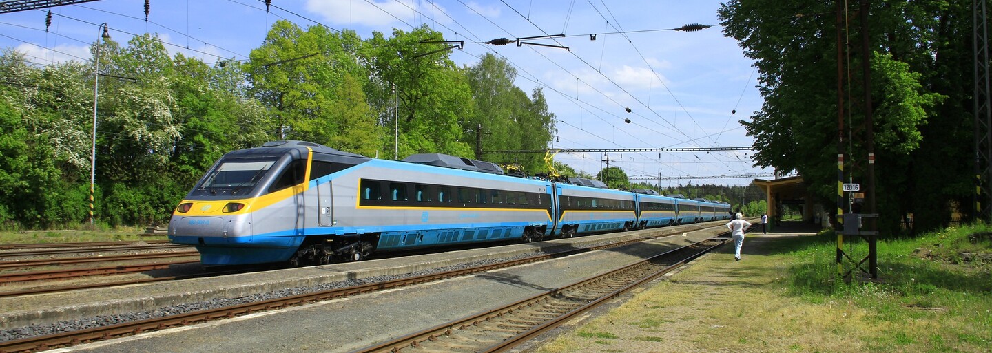 Na Šumpersku proti sobě jely dva vlaky. Zastavily jen několik desítek metrů od sebe