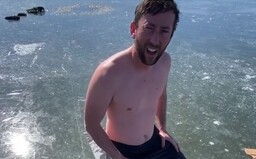 Na TikTok nahrává videa extrémních kaskadérských kousků. Při posledním téměř zemřel v zamrzlém jezeře