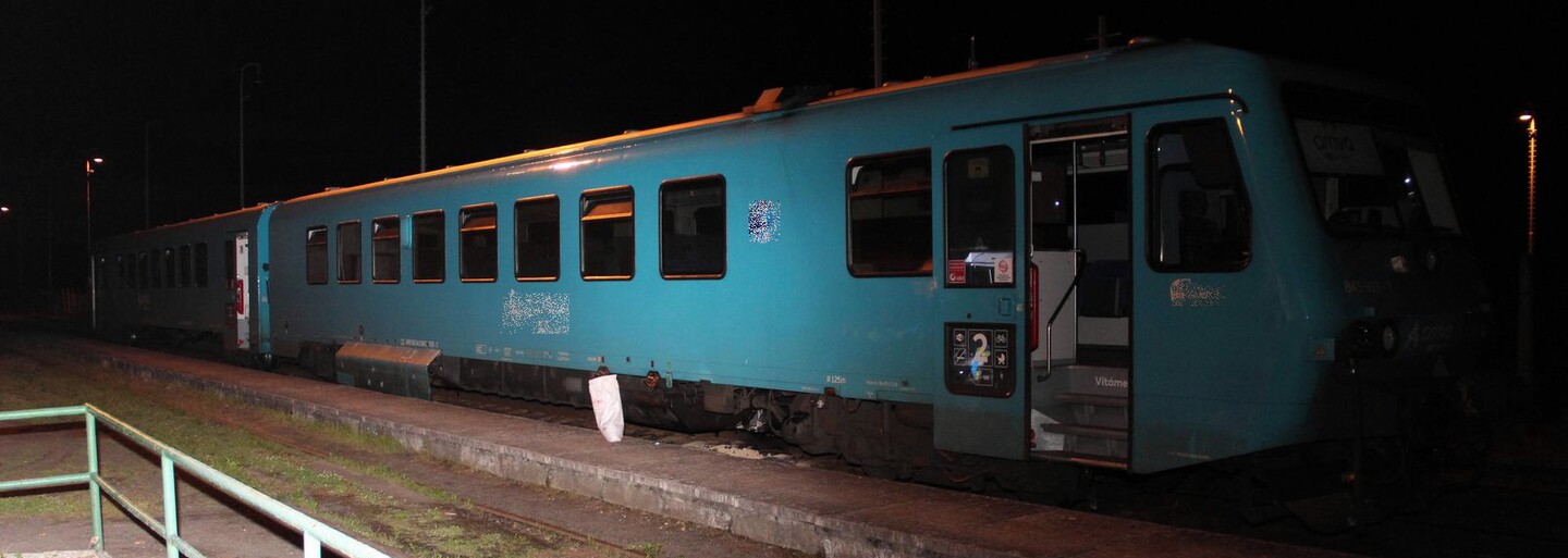 Na trať u Doks někdo položil balvan. Překážka prorazila nádrž vlaku