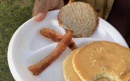 Na udalosti Kanyeho Westa sa za 55 dolárov podávali studené párky a palacinky. Fanúšikovia ju prirovnávajú ku Fyre Festivalu
