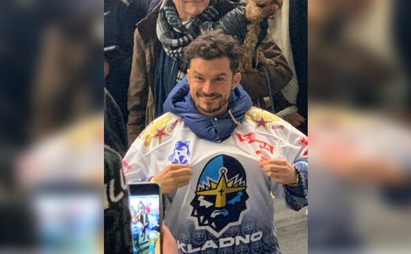Na utkání Kladna se objevil Orlando Bloom. Filmový Legolas fandil Jágrovi a dostal i vlastní dres