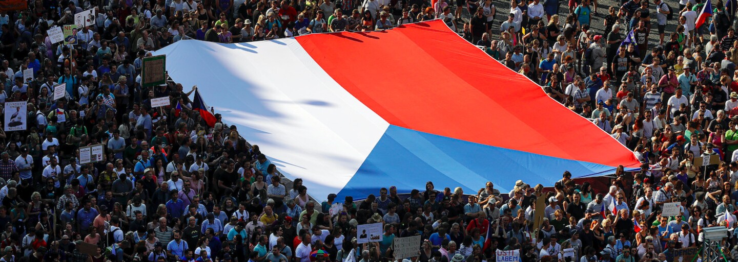 Na Václaváku je prý až 120 tisíc lidí. Zřejmě jde o největší demonstraci od listopadu 1989