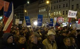 Na Václavském náměstí proti Andreji Babišovi demonstruje zhruba 80 000 lidí