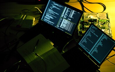Nabúrali sa do počítačov Pentagonu, NASA či Apple a v minulosti mali status kyberteroristov. Sú vnímaní ako najväčší hackeri v histórii Nabúrali sa do počítačov Pentagonu, NASA či Apple a v minulosti mali status kyberteroristov. Sú vnímaní ako najväčší hackeri v histórii