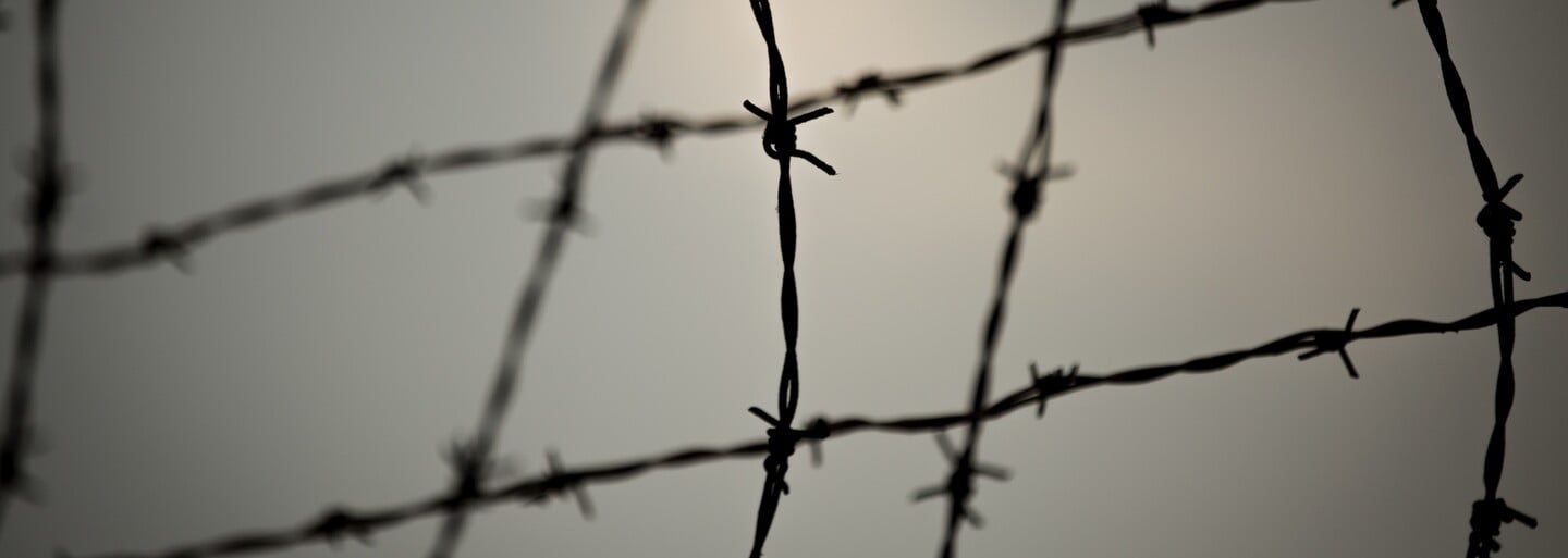 Nacistický doktor Mengele mu vyoperoval ledvinu bez umrtvení a jen o vlásek unikl smrti v plynové komoře. 65 let se pak vyhýbal všem lékařům
