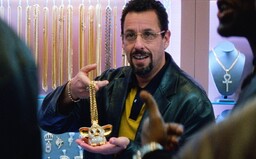 Nadávka f*ck v tomto filme behom minúty padne viac ako 3-krát. Adam Sandler v Uncut Gems predvádza najlepší výkon kariéry
