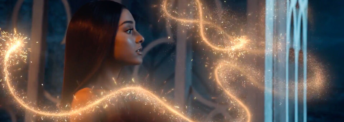 Nádherná Ariana Grande a John Legend predstavujú titulnú skladbu k disneyovke Kráska a Zviera