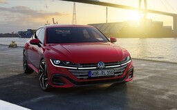 Nádherný Arteon prešiel veľkými zmenami. Má nový kokpit, hybrid, kombi aj 320-koňové R-ko