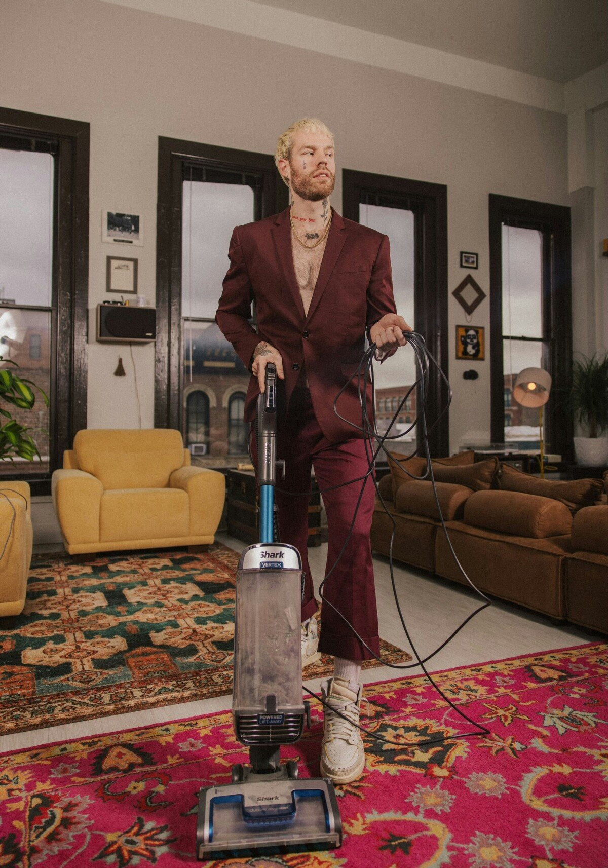 úklid muž domácnost domácí práce vysavač vacuum lux vysává muž