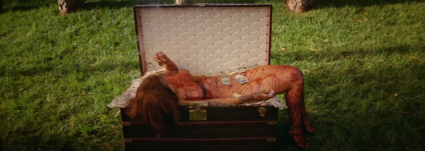 Nahá Rihanna trestá svého účetního v nových útržcích z Bitch Better Have My Money videoklipu