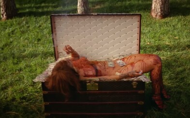 Nahá Rihanna trestá svého účetního v nových útržcích z Bitch Better Have My Money videoklipu Nahá Rihanna trestá svého účetního v nových útržcích z Bitch Better Have My Money videoklipu