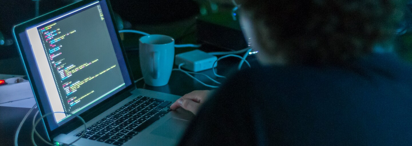 Nahackoval se do elektronické žákovské knížky, kde přepisoval známky a psal vulgární poznámky. Bývalému žákovi teď hrozí až rok vězení