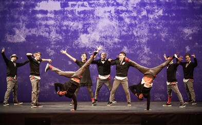 Nahlédni prostřednictvím dokumentu do zákulisí a životního stylu b-boyů z Flying Steps, kteří vyprodávají haly po celém světě Nahlédni prostřednictvím dokumentu do zákulisí a životního stylu b-boyů z Flying Steps, kteří vyprodávají haly po celém světě