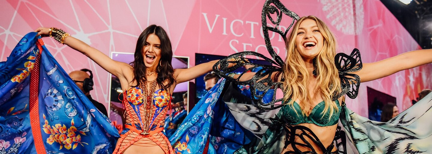 Nahlédněte do zákulisí show Victoria's Secret plného krásných, spoře oděných žen