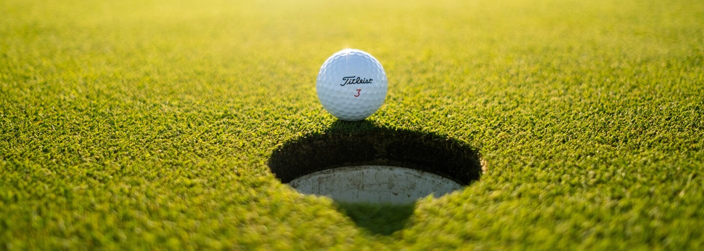 Nahnevaní aktivisti vyliali cement do golfových jamiek. Ihriská dostali výnimku a napriek kríze nemusia šetriť vodou