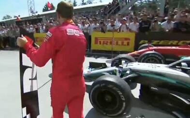 Nahnevaný Vettel si premiestnil značku pre víťaza pred seba, aj keď nevyhral. Komisári mu udelili penalizáciu Nahnevaný Vettel si premiestnil značku pre víťaza pred seba, aj keď nevyhral. Komisári mu udelili penalizáciu
