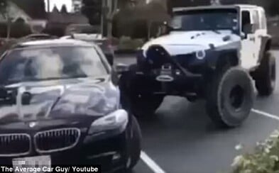 Rozzlobený řidič Jeepu se se špatně zaparkovaným BMW nemazlil. Uklidil ho na správné parkovací místo, jako by se nechumelilo Rozzlobený řidič Jeepu se se špatně zaparkovaným BMW nemazlil. Uklidil ho na správné parkovací místo, jako by se nechumelilo