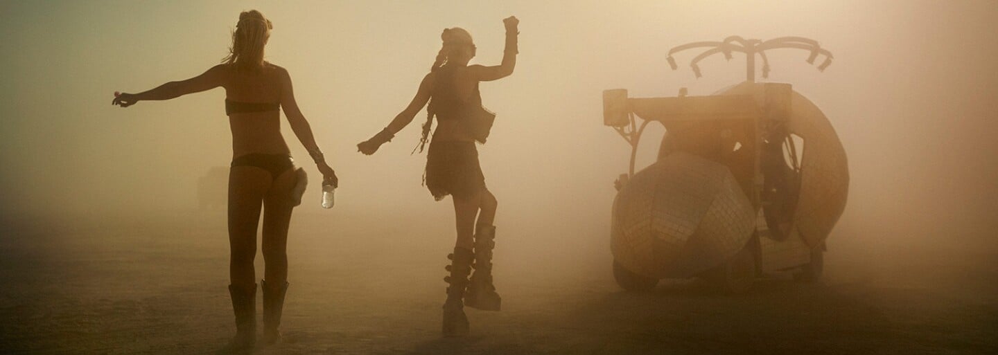 Nahota, šílenství a nespoutaná zábava. Fascinující snímky z legendárního festivalu Burning Man jsou jako z jiného světa