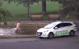 Nahý muž se koupal v kašně v centru Prahy. Musel zaplatit pokutu 10 tisíc korun