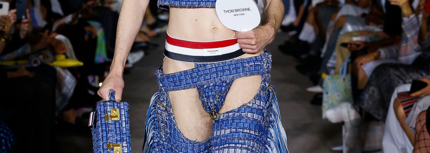Najbizarnejší moment z týždňov módy. Thom Browne predstavil nohavice, ktoré zvýrazňovali modelov penis   