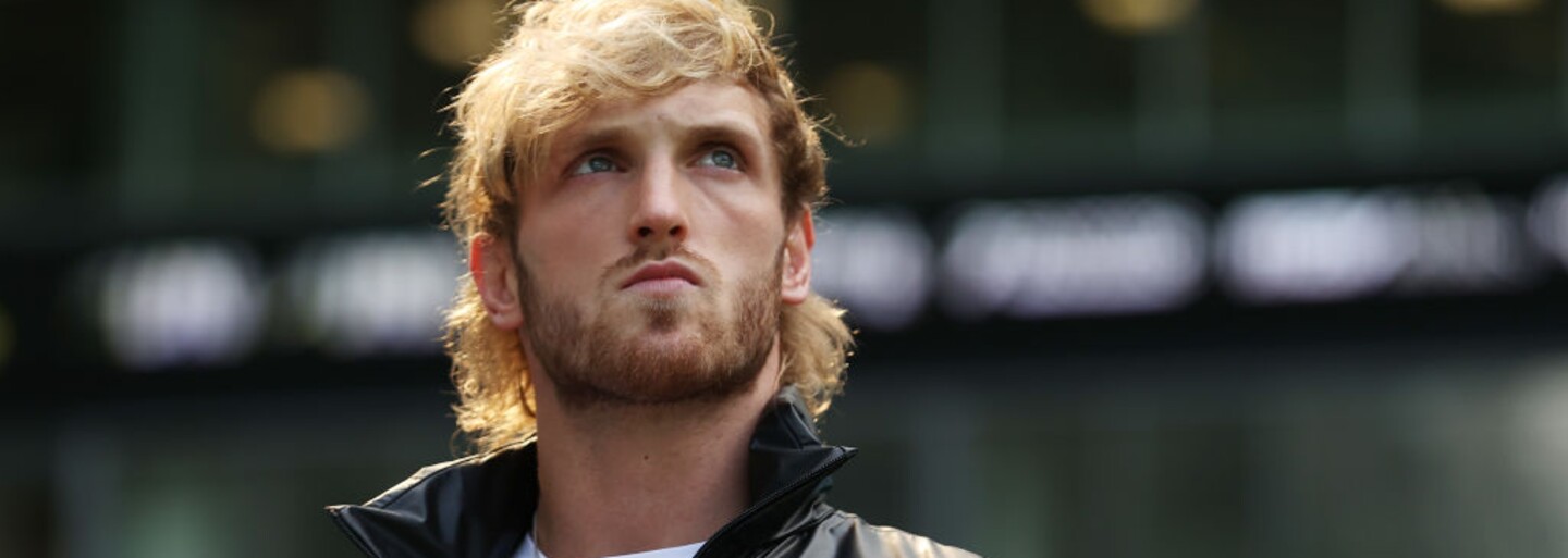 Logan Paul nosí nejdražší pokémonovou kartu na světě na diamantovém přívěsku za 80 000 dolarů