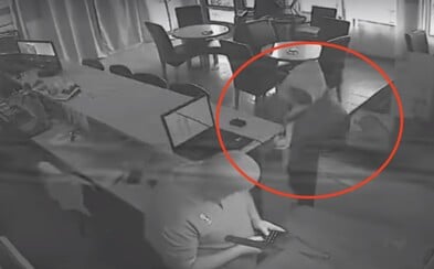 Najhorší slovenský zlodej? Video zaznamenáva neúspešnú lúpež, po ktorej páchateľ utekal kade ľahšie Najhorší slovenský zlodej? Video zaznamenáva neúspešnú lúpež, po ktorej páchateľ utekal kade ľahšie