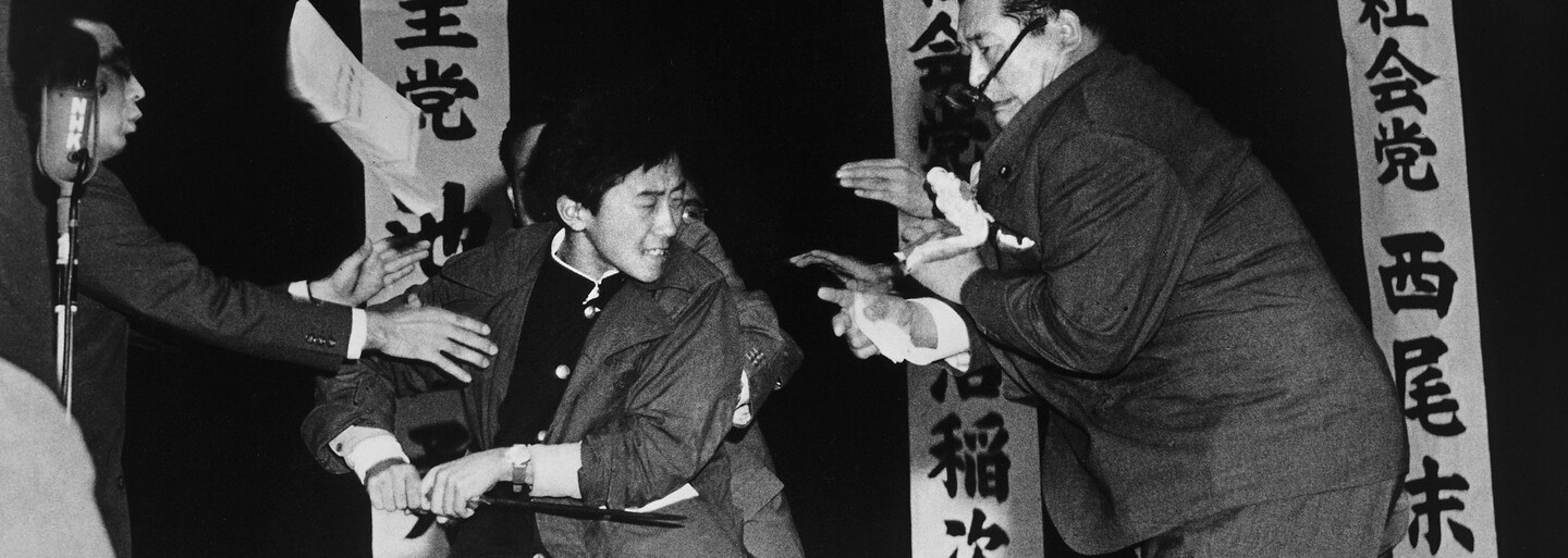 Nejkrásnější sebevražda a pobodání politika v přímém přenosu. Toto je 10 výjimečných historických fotografií