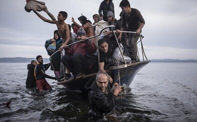 Najlepšie fotografie roku 2015 odkrývajú príbehy skryté pred svetom. Víťazom sa stala dojemná momentka z hraníc Najlepšie fotografie roku 2015 odkrývajú príbehy skryté pred svetom. Víťazom sa stala dojemná momentka z hraníc