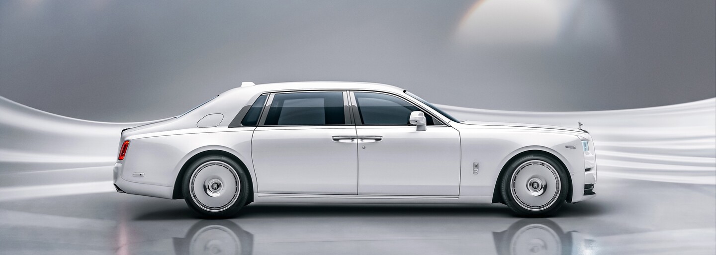 Nejluxusnější auto světa prošlo modernizací, která přináší ještě luxusnější prvky a paradoxně i látkové čalounění