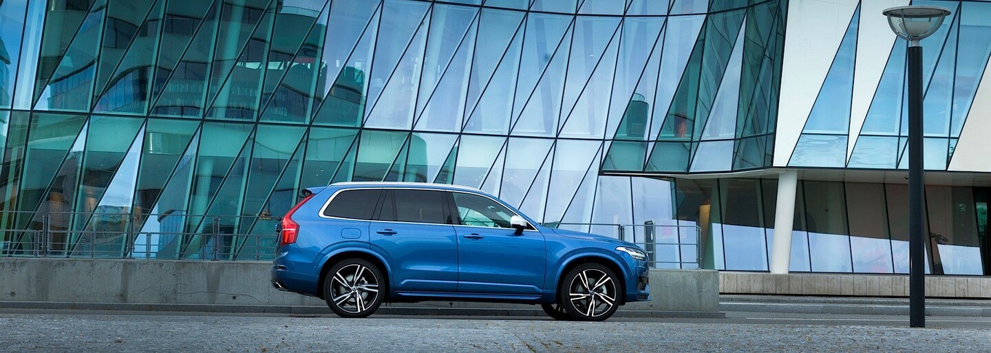 Najnovšia pýcha Volva, populárne XC90, sa ukazuje v atraktívnom, športovo ladenom pakete R-Design