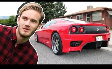 Nejodebíranější král YouTube PewDiePie překvapil fanoušky novým autem. Za slušné výdělky si opatřil Nissan Micra Nejodebíranější král YouTube PewDiePie překvapil fanoušky novým autem. Za slušné výdělky si opatřil Nissan Micra