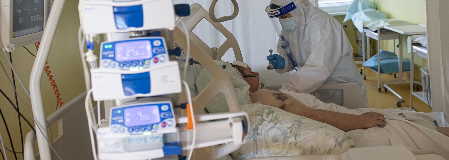 Najprv bojoval proti očkovaniu, teraz bojuje o život. „Ak by som mohol vrátiť čas, vrátil by som,“ tvrdí 34-ročný muž z Anglicka