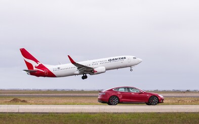 Nejsilnější Tesla si to rozdala s obrovským Boeingem na letišti. Jak to dopadlo? Nejsilnější Tesla si to rozdala s obrovským Boeingem na letišti. Jak to dopadlo?