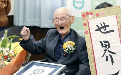 Nejstarším mužem světa se stal 112letý Japonec. Tajemstvím jeho dlouhého života je prý úsměv Nejstarším mužem světa se stal 112letý Japonec. Tajemstvím jeho dlouhého života je prý úsměv
