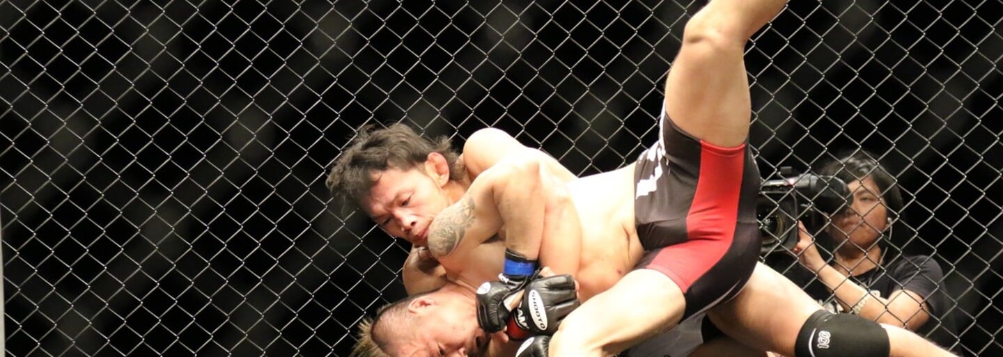 Najstrašnejšia tržná rana, akú kedy v MMA videli? Koleno priamo nad oko ustál britský bojovník s poriadnou dávkou šťastia