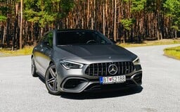 Najvýkonnejší štvorvalec na svete nám vyrazil dych. Mercedes-AMG CLA 45 S je doslova kompaktný superšport