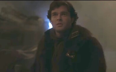 Najznámejší pašerák štartuje Millennium Falcon a odlieta do akcie. Solo: A Star Wars Story prichádza s ďalšími lákavými ukážkami Najznámejší pašerák štartuje Millennium Falcon a odlieta do akcie. Solo: A Star Wars Story prichádza s ďalšími lákavými ukážkami