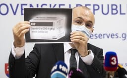 NAKA vyšetruje podozrivé zmluvy Štátnych hmotných rezerv na zdravotnícke prostriedky. Podozrieva ich šéfa Kajetána Kičuru