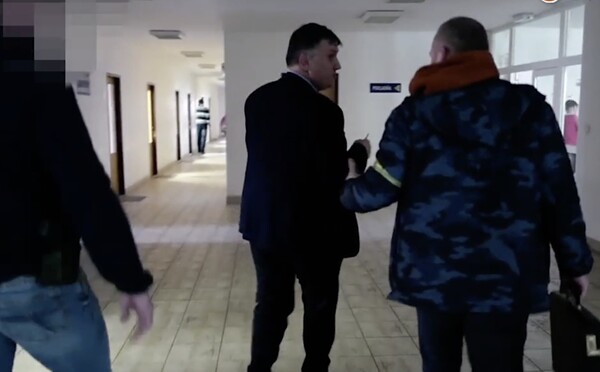 NAKA zadržala generálneho riaditeľa popradskej nemocnice. Odviedli ho na výsluch priamo z porady