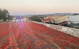 Nákladiak vysypal 150-tisíc paradajok, na diaľnici sa kvôli tomu vybúralo 7 áut